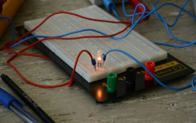 How electric current actually flows: a simple guide to voltage, resistance and everyday circuits