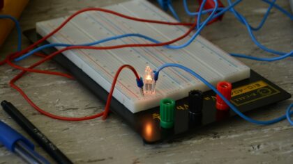 How electric current actually flows: a simple guide to voltage, resistance and everyday circuits
