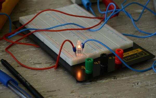 How electric current actually flows: a simple guide to voltage, resistance and everyday circuits