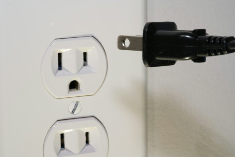 Electrical outlet plug