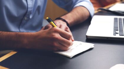 Building a strong paragraph structure in essays and research papers