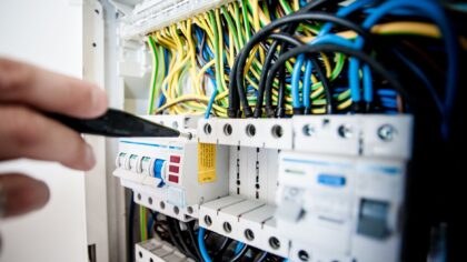 How electricity finds its path: a simple guide to circuits, current and safety