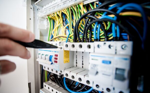 How electricity finds its path: a simple guide to circuits, current and safety