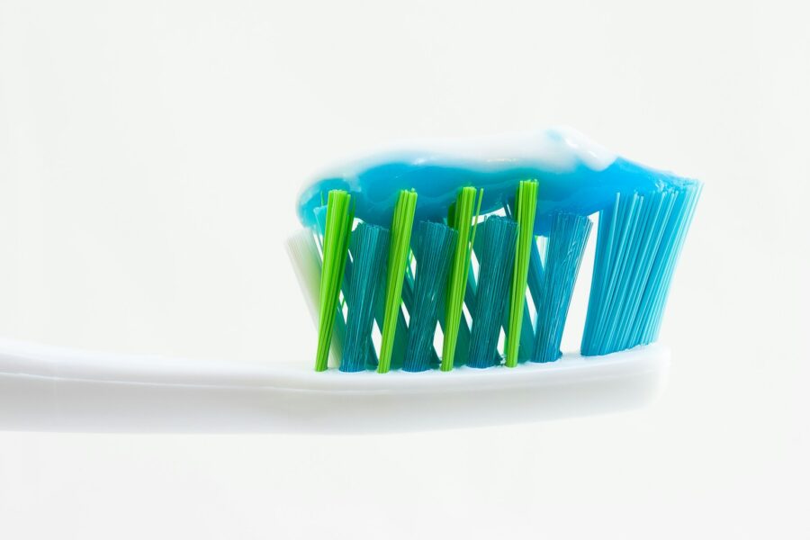 Close teeth toothbrush