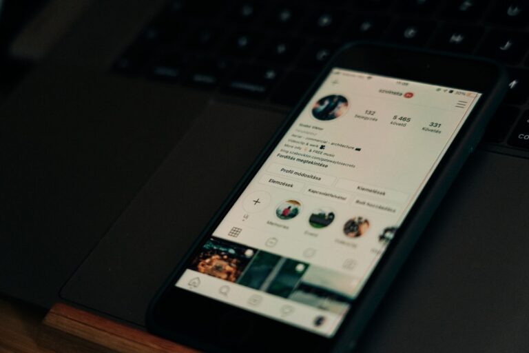 Phone screen social