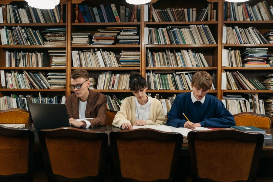 How to form strong research questions that actually guide your study - Literature Review Research Methods Student Research Study