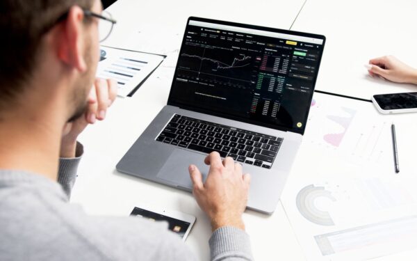 How to read online charts and graphs without getting misled