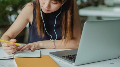 Using AI note-taking to organize ideas without drowning in information