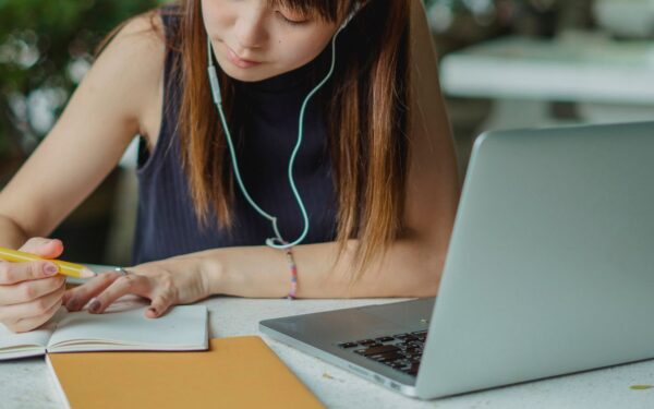 Using AI note-taking to organize ideas without drowning in information